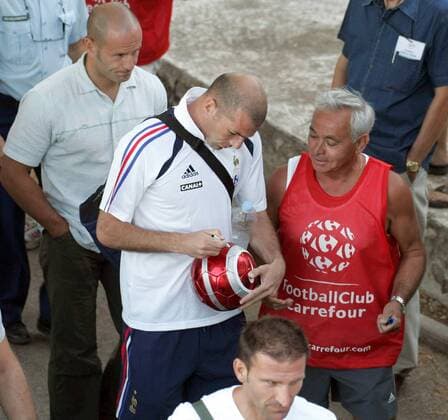 Zinedine Zidane (Frankreich) signiert einen Ball Fußball Herren Nationalmannschaft 2005, Nationalteam, Training, Vdig Gruppe pan10502  