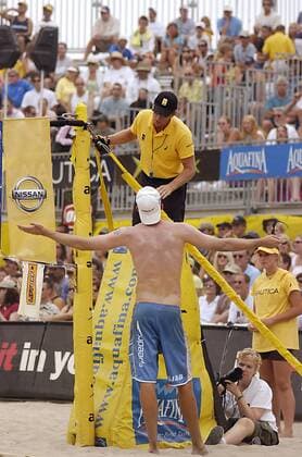 Jake Gibb (USA) diskutiert mit dem Schiedsrichter über eine Entscheidung, die zu seinen Ungunsten ausgefallen ist - (Icon4030694) Beachvolleyball Herren Huntington Beach Open 2005, AVP Nissan Series, Finale Gruppe Huntington Beach EDITORIAL USE ONLY