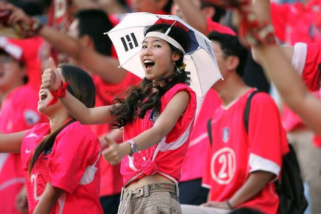Südkoreanische Zuschauerin mit Kopfbedeckung im Landesflaggen Stil -  Fußball Länderspiel Herren EAFF East Asian Football Championships 2005, Final Competition, Länderspiel, Nationalmannschaft, Einzelbild Schirm, thumbs up, Daumen, Schrei, schreien Jeonju, aflo1040, Freude,
