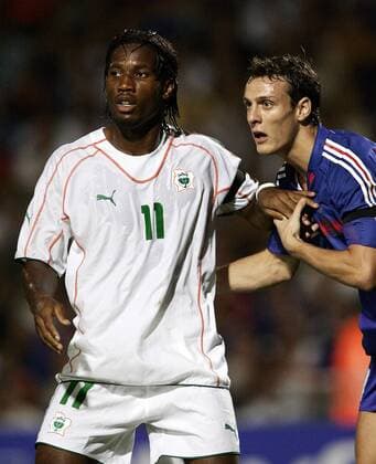 Didier Drogba (Elfenbeinküste, li.) gegen Sebastien Squillaci (Frankreich) Fußball Länderspiel Herren Länderspiel 2005, Freundschaftsspiel, Test, Testspiel Gruppe Montpellier