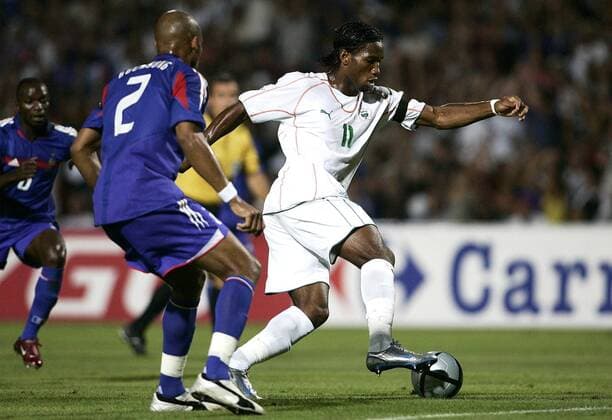 Didier Drogba (Elfenbeinküste, re.) gegen Jean Alain Boumsong (Frankreich) Fußball Länderspiel Herren Länderspiel 2005, Freundschaftsspiel, Test, Testspiel Gruppe Montpellier Dynamik,