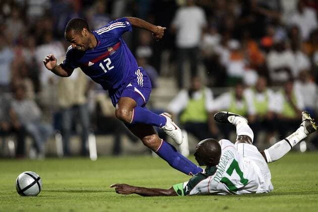 Thierry Henry (Frankreich, li.) gegen Cyril Domoraud (Elfenbeinküste) Fußball Länderspiel Herren Länderspiel 2005, Freundschaftsspiel, Test, Testspiel Gruppe Montpellier Dynamik,