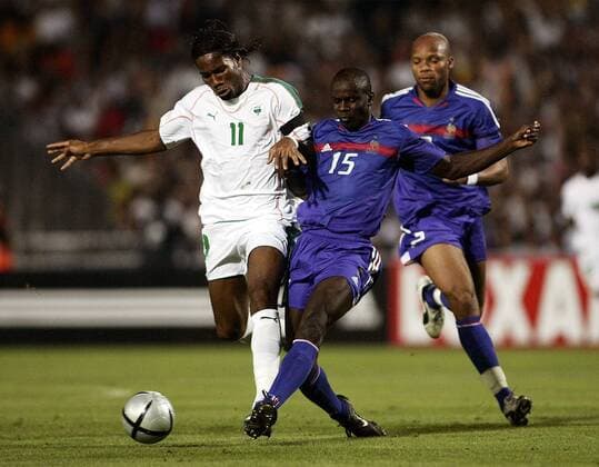Didier Drogba (Elfenbeinküste, li.) gegen Lilian Thuram (Frankreich) Fußball Länderspiel Herren Länderspiel 2005, Freundschaftsspiel, Test, Testspiel Gruppe Montpellier Dynamik,