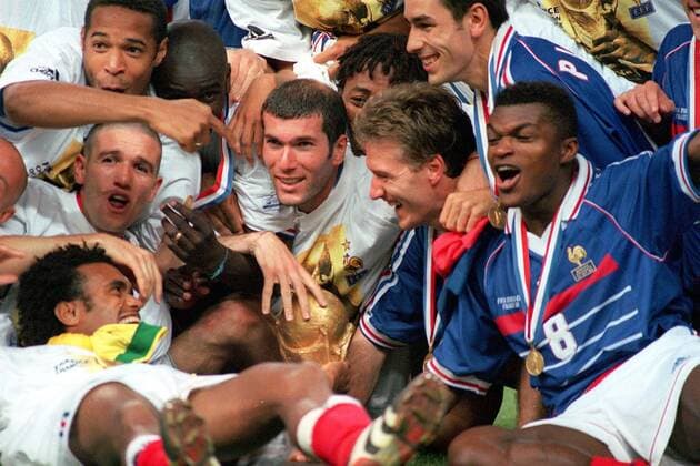 Weltmeister Frankreich, v.re.: Marcel Desailly, Robert Pires, Didier Deschamps, Bernard Diomede, Zinedine Zidane mit WM Pokal, Lilian Thuram, Thierry Henry (oben), Vincent Candela und Christian Karembeu (unten) -  Fußball WM Herren Weltmeisterschaft 1998, Nationalmannschaft, Nationalteam, Nationaltrikot, Länderspiel, Finale Totale Emotionen, glücklich, FIFA World Cup, WorldCup, Paris St. Denis Glück, Begeisterung, Freude,
