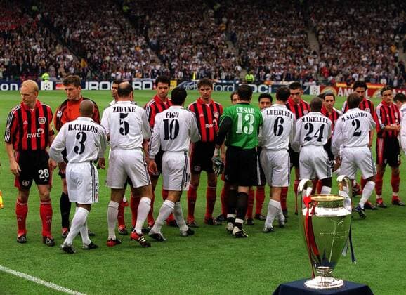Begrüßung vom dem Championsleaguefinale - Leverkusen, u.a.v.li.: Carsten Ramelow, Torwart Hans Jörg Butt, Michael Ballack, Thomas Brdaric, Placente, Bastürk (beide verdeckt), Lucio, Neuville, Sebescen, Zivkovic... -  Fußball EC 1 Herren Champions League 2001 2002, Bayer Leverkusen - Real Madrid CF 1:2, Finale, Endspiel Totale Pokal, Pott, Trophäe Glasgow Harmonie,