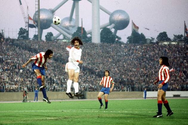 Gerd Müller (Bayern, 2.v.li.) - Kopfball -  Fußball EC 1 Herren Europapokal der Landesmeister 1973 1974, Finale, Endspiel, FC Bayern München - Atletico Madrid 4:0 Totale Heyselstadion, Heysel Stadion Brüssel Dynamik, Höhe,
