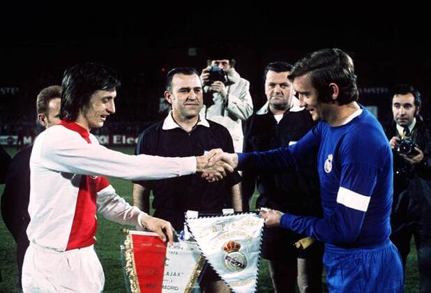 Johan Cruyff (Ajax, li.) und Zocco (Real Madrid, re.) beim Wimpeltausch -  Fußball EC 1 Herren Europapokal der Landesmeister 1972 1973, Europacup, Ajax Amsterdam - Real Madrid CF 2:1 Gruppe Amsterdam Harmonie,