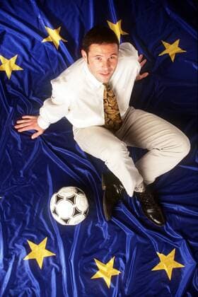 Jean Marc Bosman (Belgien) posiert auf einer europäischen Fahne -  Fußball Herren Shooting 1996, Fotoshooting, Fototermin, Gericht, Gerichtsverhandlung, Urteil, Bosmanurteil, Recht Einzelbild Gerichtsentscheidung, EU, Europäische Union Aufnahmedatum geschätzt