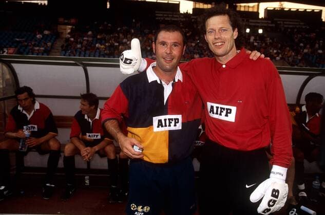 Jean Marc Bosman (li.) und Torwart Michel Preud Homme (beide Belgien) gut gelaunt bei einem AIFP Benefizspiel -  Fußball Herren AIFP Benefizspiel 1998, Benefiz, Aufnahmedatum geschätzt Gruppe Kameradschaft