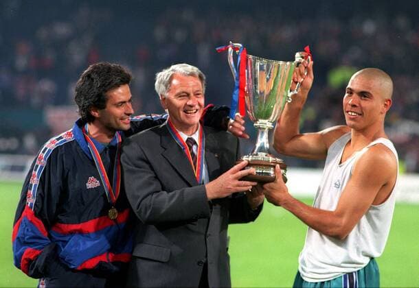 Ronaldo (re.), Trainer Bobby Robson (Mitte) und Co Trainer Jose Mourinho (alle Barcelona) präsentieren den Pokal für den Gewinn des Europapokals der Pokalsieger 1996 1997 -  Fußball EC 2 Herren Europapokal der Pokalsieger 1996 1997, Pokal, Europacup, FC Barcelona Gruppe Europacupsieg, Europacupsieger Rotterdam Freude,