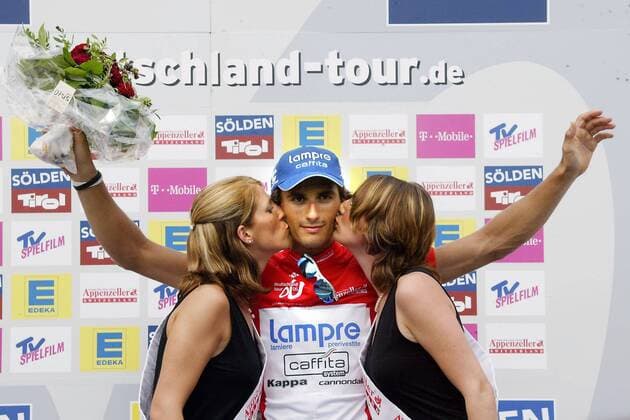 Siegerehrung 5. Etappe: Etappensieger Daniele Bennati (Italien Lampre Caffita) bekommt von den Hostessen traditionell Küßchen Radsport Herren Deutschland Tour 2005, Deutschlandtour, ProTour, Straßenradsport, Straße, Rad, Rundfahrt Gruppe 5. Etappe: Sölden - Friedrichshafen Freude,