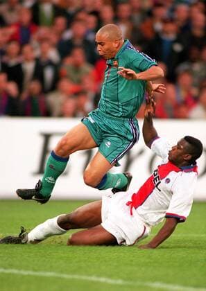 Ronaldo (Barca, oben) wird von Bruno N Gotty (PSG) gestoppt -  Fußball EC 2 Herren Europapokal der Pokalsieger 1996 1997, Europacup, Endspiel, FC Barcelona - Paris St. Germain 1:0 Gruppe Rotterdam Dynamik, Kampf,