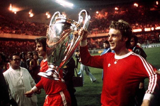 Ehrenrunde Europapokalsieger Bayern - Rainer Zobel (re.) und Josef Weiß jubeln mit dem Coupe des Clubs Champions Europeens -  Fußball EC 1 Herren Europapokal der Landesmeister 1974 1975, Europacup, Endspiel, Finale, FC Bayern München Gruppe Paris Glück, Freude,