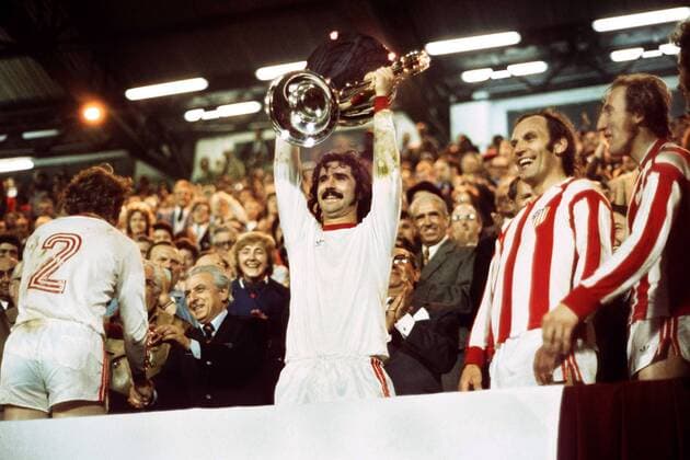 Gerd Müller (Mitte) präsentiert den Coupe des Clubs Champions Europeens, daneben Franz Roth (2.v.re.) und Hans Georg Schwarzenbeck (alle Bayern) im Trikot von Atletico Madrid -  Fußball EC 1 Herren Europapokal der Landesmeister 1973 1974, Europacup, Endspiel, Finale, FC Bayern München Siegerehrung Totale Heyselstadion, Heysel Stadion, Tribüne, Tribünen Brüssel, Zuschauer, Publikum Glück, Freude,