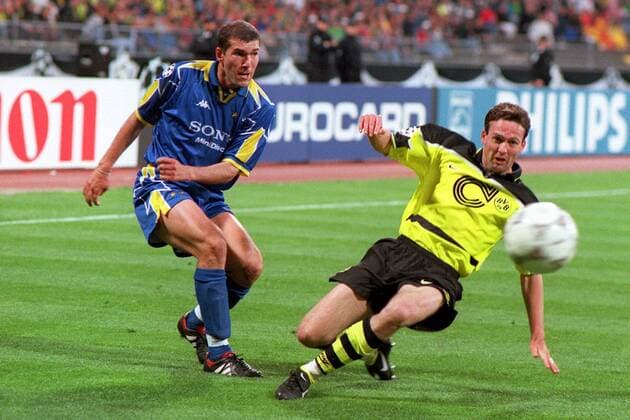 Zinedine Zidane (Juve, li.) gegen Paul Lambert (Borussia Dortmund) -  Fußball EC 1 Herren Champions League 1996 1997, Finale, Endspiel, Borussia Dortmund - Juventus Turin 3:1 Gruppe München Dynamik,