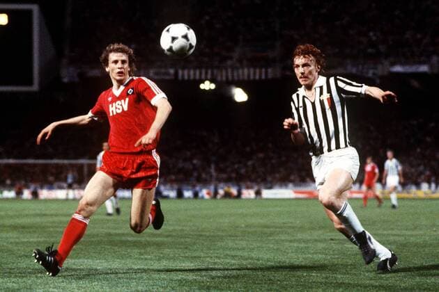 Wolfgang Rolff (HSV, li.) gegen Zbigniew Boniek (Juve) -  Fußball EC 1 Herren Europapokal der Landesmeister 1982 1983, Europacup, Endspiel, Finale, Hamburg Gruppe Athen Dynamik,