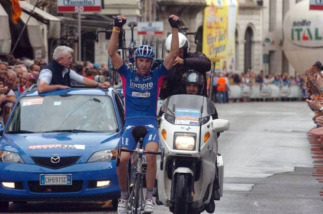 Sieger Eddy Mazzoleni (Italien Lampre) jubelt bei der Zielankunft -  Radsport Herren Giro del Veneto 2005, Straßenradsport, Straße, Rad, Vdig Einzelbild