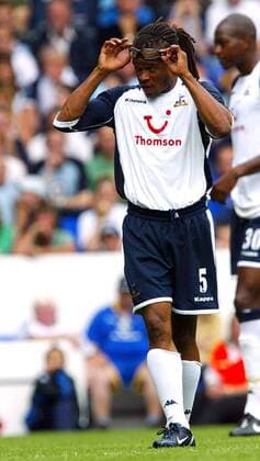 Edgar Davids (Tottenham Hotspur) nimmt die Brille ab -  Fußball Herren English Premier League 2005 2006, 1. Englische Liga, Tottenham Hotspur, Hotspurs, Spurs Einzelbild London