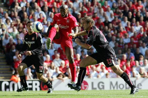 Djibril Cisse (Liverpool, Mitte) gegen Alan Stubbs (re.), dahinter: Julio Arca (beide Sunderland) -  Fußball Herren English Premier League 2005 2006, 1. Englische Liga, FC Liverpool - Sunderland AFC 1:0, Vdig Gruppe Liverpool Dynamik,