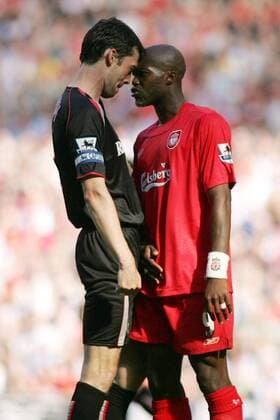 Gary Breen (Sunderland, li.) und Djibril Cisse (Liverpool) bieten sich die Stirn -  Fußball Herren English Premier League 2005 2006, 1. Englische Liga, FC Liverpool - Sunderland AFC 1:0, Vdig Gruppe Liverpool Spannung,