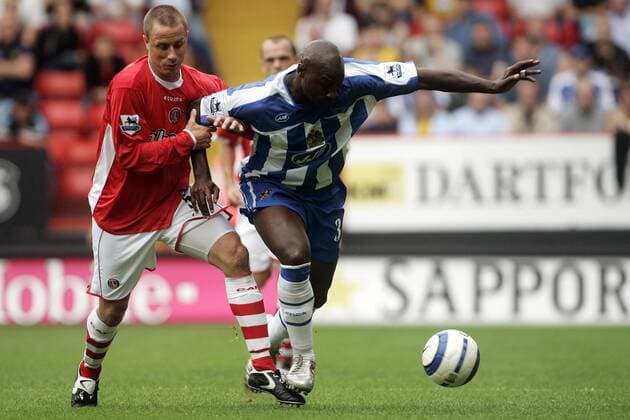 Jason Roberts (Wigan, re.) gegen Chris Perry (Charlton) -  Fußball Herren English Premier League 2005 2006, 1. Englische Liga, Charlton Athletic - Wigan Athletic 1:0 Gruppe London Dynamik,