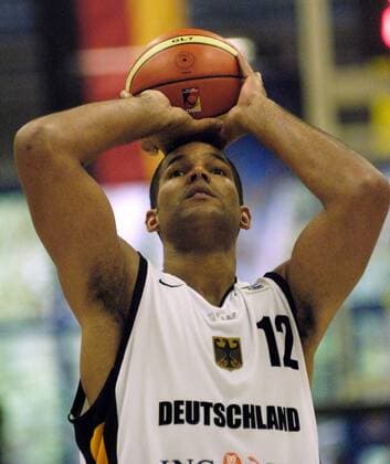 Stephen Arigbabu (Deutschland) - Freiwurf Basketball Länderspiel Herren Freundschaftsspiel 2005, Nationalmannschaft, Nationalteam, Nationaltrikot, Testspiel, Länderspiel Einzelbild Münster