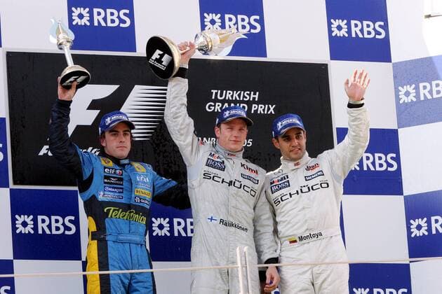Siegerehrung nach dem GP der Türkei 2005, v.li.: Fernando Alonso (Spanien Renault), Sieger Kimi Räikkönen (Finnland) und Juan Pablo Montoya (Kolumbien beide McLaren Mercedes) Motorsport Grand Prix Herren Großer Preis der Türkei 2005, Formel 1 Weltmeisterschaft, F1, F, GP, WM Gruppe Istanbul Freude,