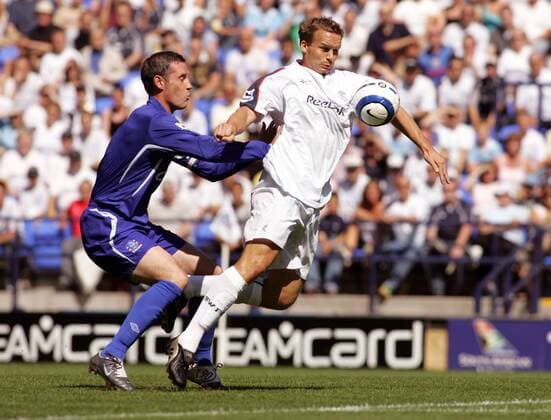 Kevin Davies (Bolton, re.) gegen David Weir (Everton) -  Fußball Herren English Premier League 2005 2006, 1. Englische Liga, Bolton Wanderers - FC Everton 0:1 Gruppe Bolton Dynamik,