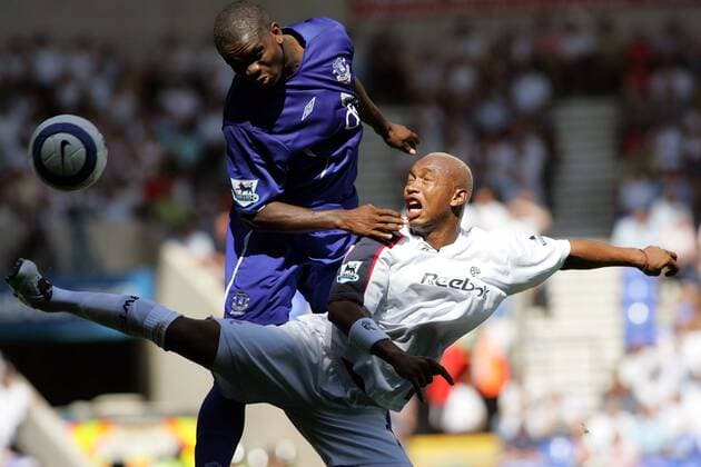 El Hadji Diouf (Bolton, re.) gegen Joseph Yobo (Everton) -  Fußball Herren English Premier League 2005 2006, 1. Englische Liga, Bolton Wanderers - FC Everton 0:1 Gruppe Bolton Dynamik, Kampf,