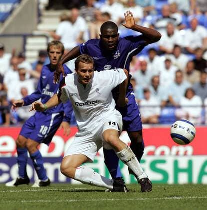 Kevin Davies (Bolton, li.) gegen Joseph Yobo (Everton) -  Fußball Herren English Premier League 2005 2006, 1. Englische Liga, Bolton Wanderers - FC Everton 0:1 Gruppe Bolton Dynamik,