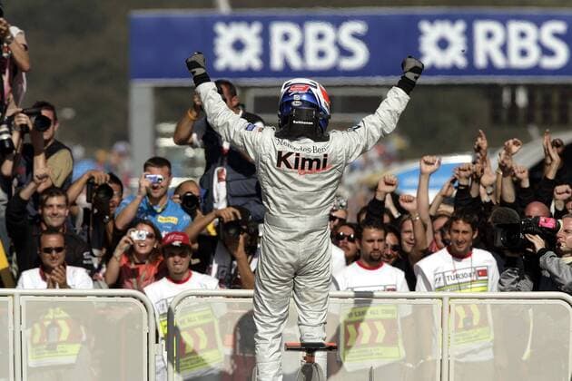 Kimi Räikkönen (Finnland McLaren Mercedes) jubelt mit seinen Fans Motorsport Grand Prix Herren Großer Preis der Türkei 2005, Formel 1 Weltmeisterschaft, F1, F, GP, WM Einzelbild Saisonhighlight Istanbul Freude,