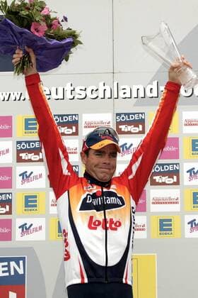 Etappensieger Cadel Evans (Australien Davitamon Lotto) präsentiert seine Trophäe Radsport Herren Deutschland Tour 2005, Deutschlandtour, ProTour, Straßenradsport, Straße, Rad, Rundfahrt Einzelbild 7. Etappe: Singen - Feldberg Freude,