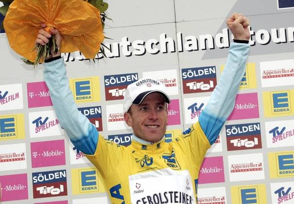 Der Gesamtführende Levi Leipheimer (USA Gerolsteiner) während der Siegerehrung für das Gelbe Trikot Radsport Herren Deutschland Tour 2005, Deutschlandtour, ProTour, Straßenradsport, Straße, Rad, Rundfahrt Einzelbild 7. Etappe: Singen - Feldberg Freude,