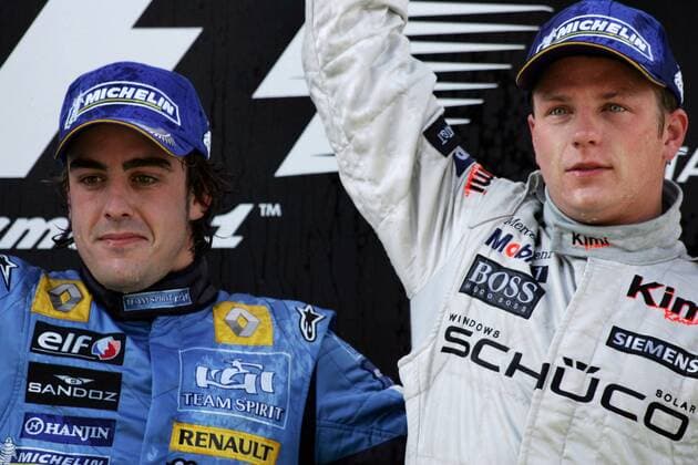 Siegerehrung nach dem GP der Türkei 2005: Sieger Kimi Räikkönen (Finnland McLaren Mercedes, re.) und der Zweitplatzierte Fernando Alonso (Spanien Renault) Motorsport Grand Prix Herren Großer Preis der Türkei 2005, Formel 1 Weltmeisterschaft, F1, F, GP, WM Gruppe Istanbul Freude,