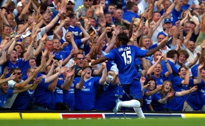 Didier Drogba (Chelsea) feiert vor den begeisterten Fans seinen Torerfolg -  Fußball Herren English Premier League 2005 2006, 1. Englische Liga, Chelsea FC London Totale London Freude, Begeisterung,