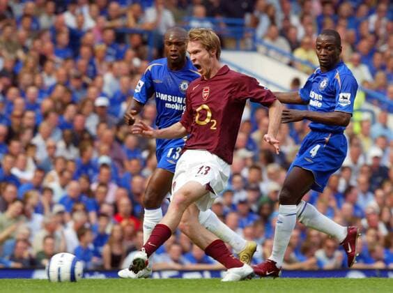 Aliaksandr Hleb (Arsenal, Mitte) kommt vor William Gallas (li.) und Claude Makelele (beide Chelsea) zum Schuß -  Fußball Herren English Premier League 2005 2006, 1. Englische Liga, Chelsea FC London - Arsenal FC London 1:0 Gruppe London Dynamik,