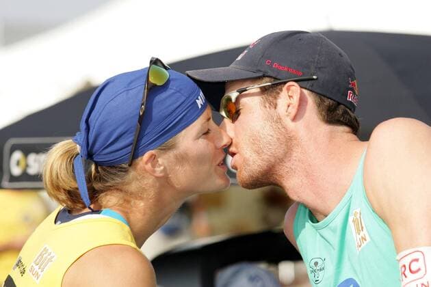 Die Zürich Masters Sieger von Fehmarn, Okka Rau und Christoph Dieckmann (beide Deutschland), gratulieren sich gegenseitig mit einem Kuß Beachvolleyball Zürich Masters 2005, Zurich, Zuerich, Beach Gruppe Fehmarn Romantik