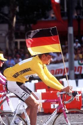 Jan Ullrich (Deutschland Team Telekom) mit Nationalfahne -  Radsport Herren Tour de France 1997, Straßenradsport, Straße, Rad, Vdig Einzelbild 21 Etappe: Euro Disney -