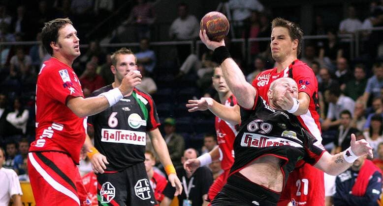 Sigfus Sigurdsson (Magdeburg, 2.v.re.) gegen Mark Bult (Nordhorn) Handball 1. BL Herren DEVIL Bundesligacup 2005, Bundesliga Cup, SC Gladiators Magdeburg - HSG Nordhorn 34:28, SCM Gruppe Braunschweig Dynamik, Kampf,