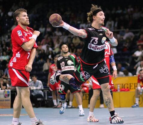 Stefan Kretzschmar (Magdeburg, re.) - Torwurf, Robert Arrhenius (Nordhorn) kann nicht mehr eingreifen Handball 1. BL Herren DEVIL Bundesligacup 2005, Bundesliga Cup, SC Gladiators Magdeburg - HSG Nordhorn 34:28, SCM Gruppe Braunschweig Dynamik,