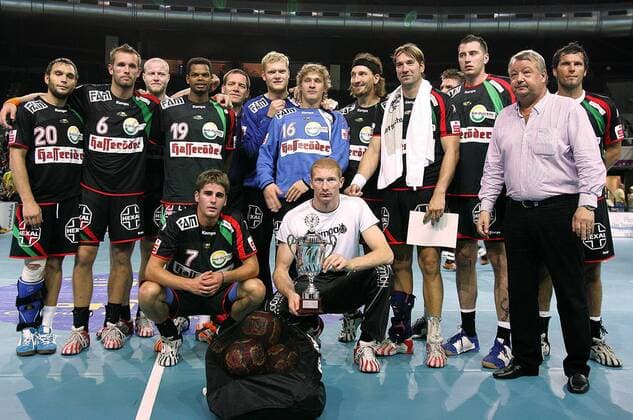 Mannschaftsfoto der SC Gladiators Magdeburg mit Turnierveranstalter Wolfgang Oswald (2.v.re.) Handball 1. BL Herren DEVIL Bundesligacup 2005, Bundesliga Cup, SC Gladiators Magdeburg, SCM Totale Braunschweig