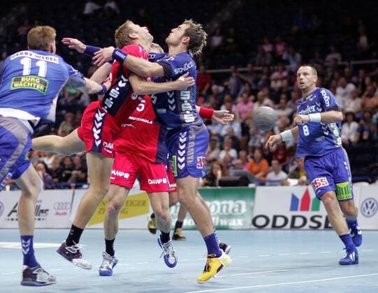 Florian Kehrmann (Lemgo, re.) prallt mit Sören Stryger (Flensburg) zusammen Handball 1. BL Herren DEVIL Bundesligacup 2005, Bundesliga Cup, Finale, Endspiel, TBV Lemgo - SG Flensburg Handewitt 29:31 Gruppe Braunschweig Dynamik, Kampf,