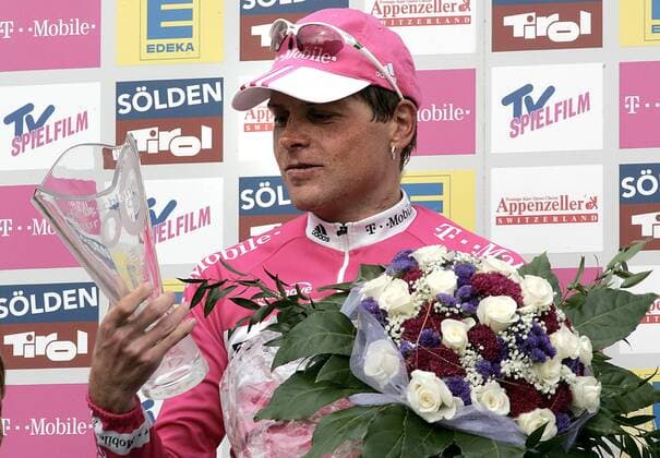 Jan Ullrich (Deutschland T Mobile) - Der Gewinner im Einzelzeitfahren der Deutschlandtour 2005 begutachtet seine Trophäe Radsport Herren Deutschland Tour 2005, Deutschlandtour, ProTour, Straßenradsport, Straße, Rad, Rundfahrt Einzelbild 8. Etappe: Ludwigshafen - Weinheim