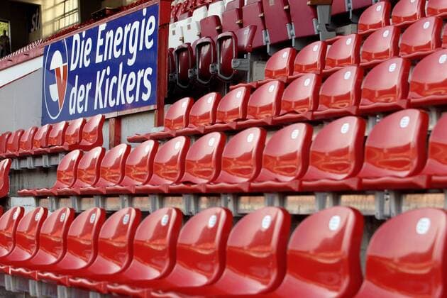 Fußball, Stadiongeschichte Kickers Offenbach Die Energie der Kickers - ein Werbeschild vor leeren Sitzplätzen Fußball Herren DFB Pokal 2005 2006, Pokalspiel, Offenbacher Kickers, OFC Einzelbild Offenbach Leere
