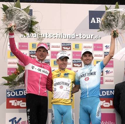 Siegerehrung der Deutschlandtour 2005: Gesamtsieger Levi Leipheimer (USA Gerolsteiner) zwischen dem zweitplatzierten Jan Ullrich (Deutschland T Mobile, re.) und Georg Totschnig (Österreich Gerolsteiner) Radsport Herren Deutschland Tour 2005, Deutschlandtour, ProTour, Straßenradsport, Straße, Rad, Rundfahrt Gruppe 9. Etappe : Bad Kreuznach - Bonn Freude,