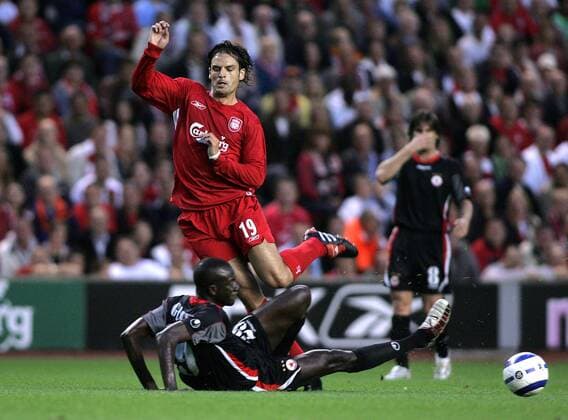 Fernando Morientes (Liverpool, 19) kann den Ball noch abspielen, bevor Ibrahima Gueye (ZSKA Sofia) hineingrätscht -  Fußball EC 1 Herren Champions League Qualifikation 2005 2006, FC Liverpool - CSKA Sofia 0:1 Gruppe Liverpool Dynamik, Kampf