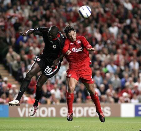 Fernando Morientes (Liverpool, re.) gegen Ibrahima Gueye (ZSKA Sofia) -  Fußball EC 1 Herren Champions League Qualifikation 2005 2006, FC Liverpool - CSKA Sofia 0:1 Gruppe Liverpool Dynamik, Kampf