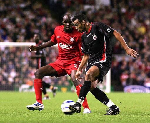 Mourad Hidouad (ZSKA Sofia, re.) gegen Mohamed Lamine Sissoko (Liverpool) -  Fußball EC 1 Herren Champions League Qualifikation 2005 2006, FC Liverpool - CSKA Sofia 0:1 Gruppe Liverpool Dynamik,