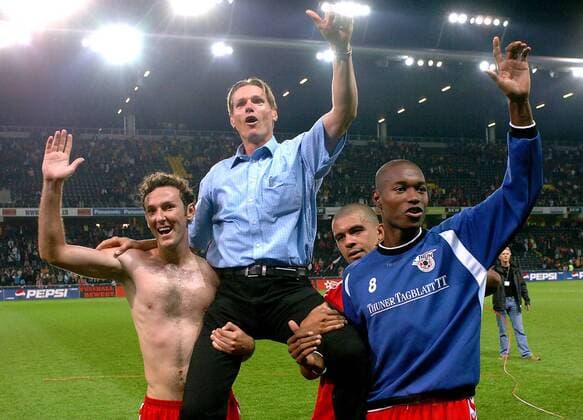 Trainer Urs Schönenberger wird nach der geschafften CL Qualifikation von Tiago Bernardi (li.), Jose Goncalves (re.) und Leandro Vieira (alle Thun) auf den Armen getragen Fußball EC 1 Herren Champions League Qualifikation 2005 2006, FC Thun, Super, Nationalliga A, NLA, 1. Schweizer Liga, Gruppe Stade de Suisse Bern Freude,