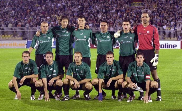 Mannschaftsfoto Artmedia Bratislava - Hi.v.li.: Daniel Tschur, Jan Kozak, Juraj Halenar, Ondrej Debnar, Branislav Fodrek, Torwart Juraj Cobej, Vorn: Blazej Vascak, Peter Petras, Peter Burak, Jan Durica und Balazs Borbely Fußball EC 1 Herren Champions League Qualifikation 2005 2006, 1. Slowakische Liga, FC Artmedia Petrzalka Totale Belgrad